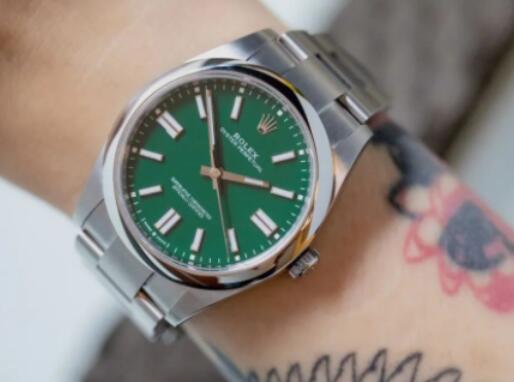 Swiss reproduction watches are attractive for the green color.