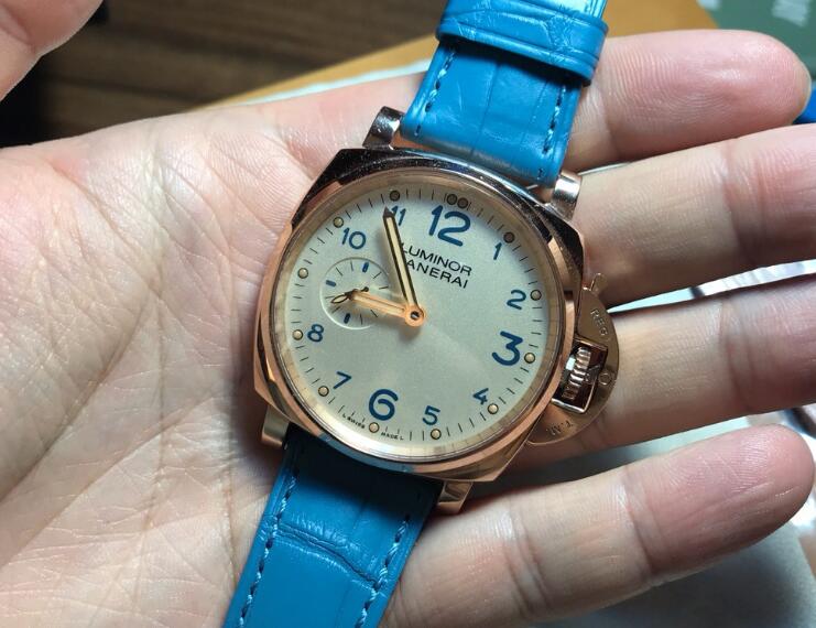 The blue elements make the timepiece very charming.